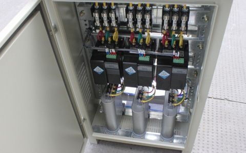 如何快速識(shí)別電容器組中有故障的低壓電容器？